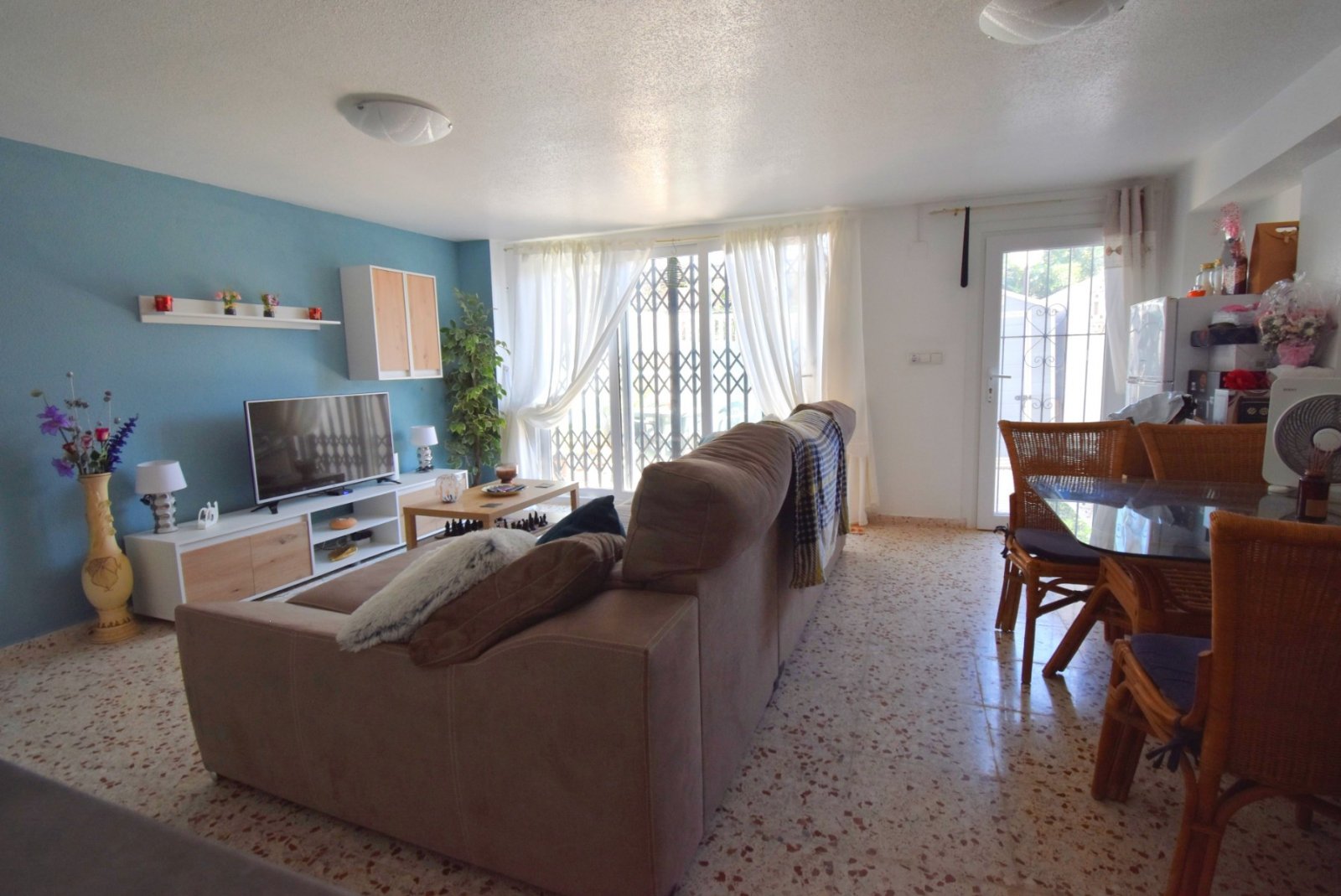Casa adosada de 4 dormitorios y 2 baños con piscinas comunitarias en Playa Flamenca