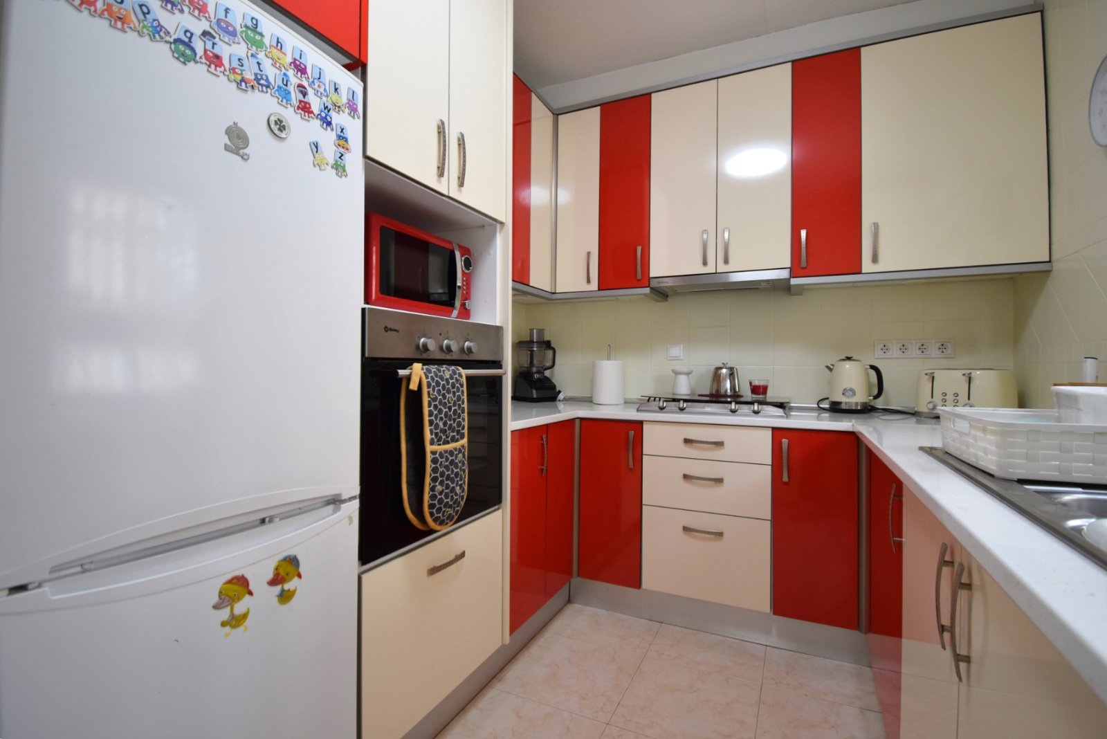 Villa cuádruple de 2 dormitorios y 1 baño con plaza de aparcamiento, piscina privada y piscina comunitaria en Playa Flamenca