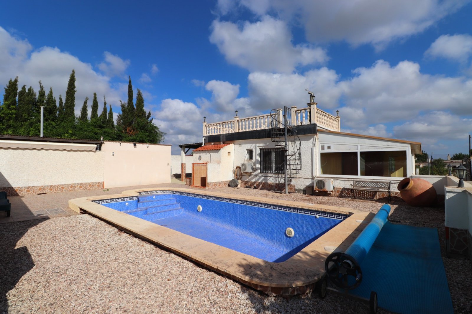 Villa rural independiente de 4 dormitorios y 2 baños con piscina privada en Heredades