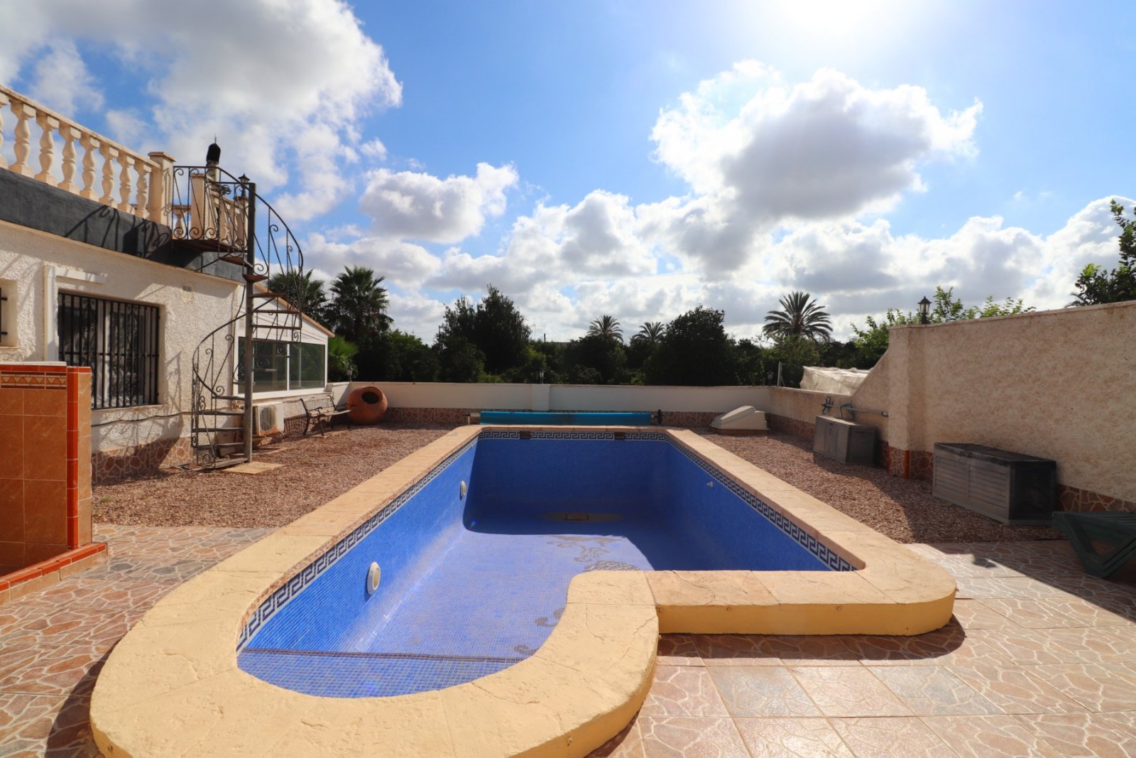 Villa rural independiente de 4 dormitorios y 2 baños con piscina privada en Heredades