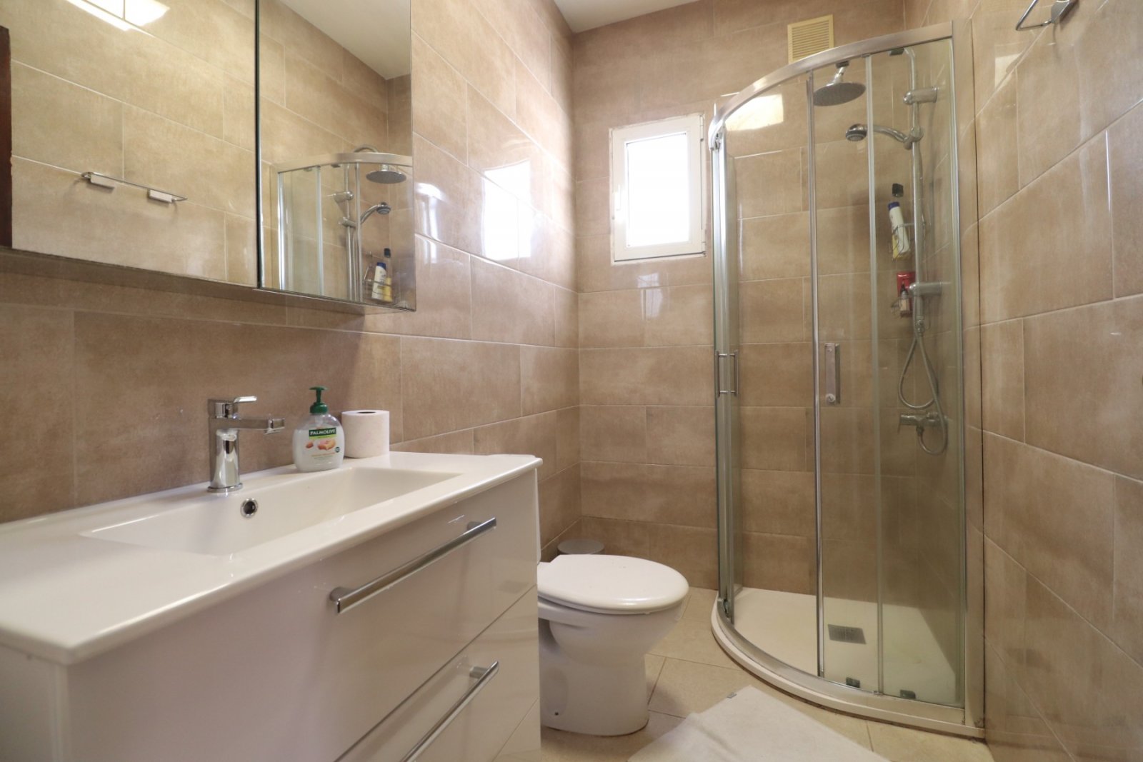 Villa rural independiente de 4 dormitorios y 2 baños con piscina privada en Heredades