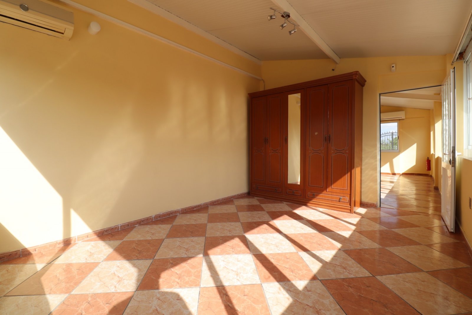 Villa rural independiente de 4 dormitorios y 2 baños con piscina privada en Heredades