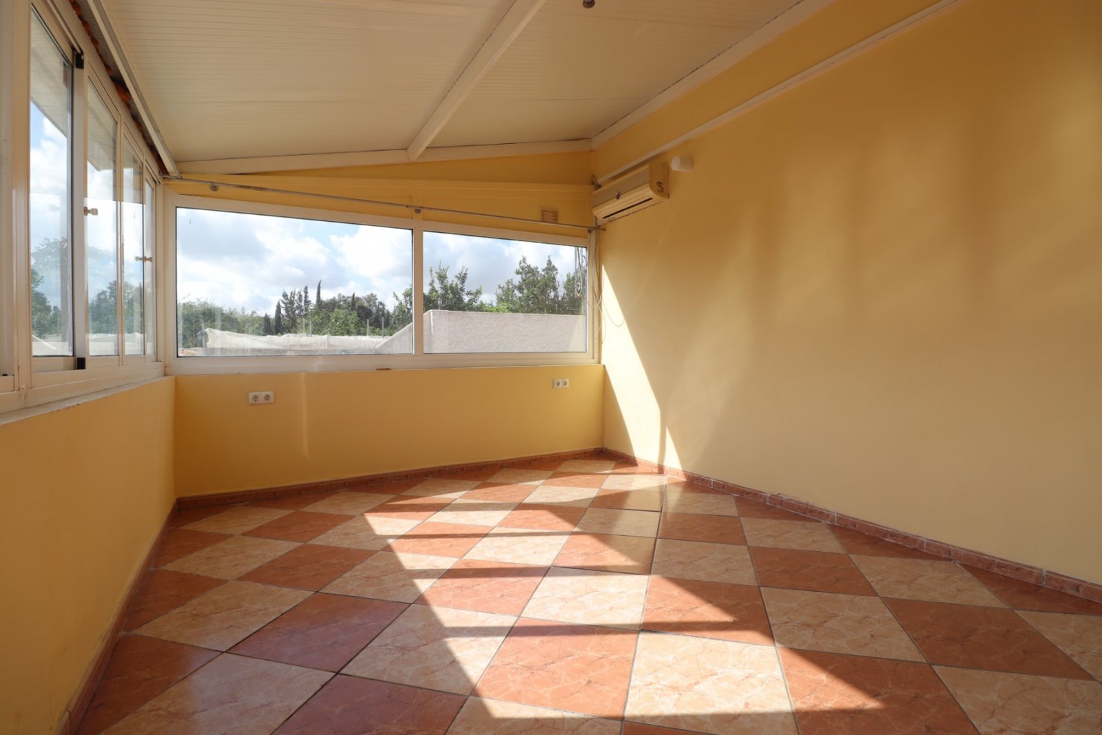 Villa rural independiente de 4 dormitorios y 2 baños con piscina privada en Heredades