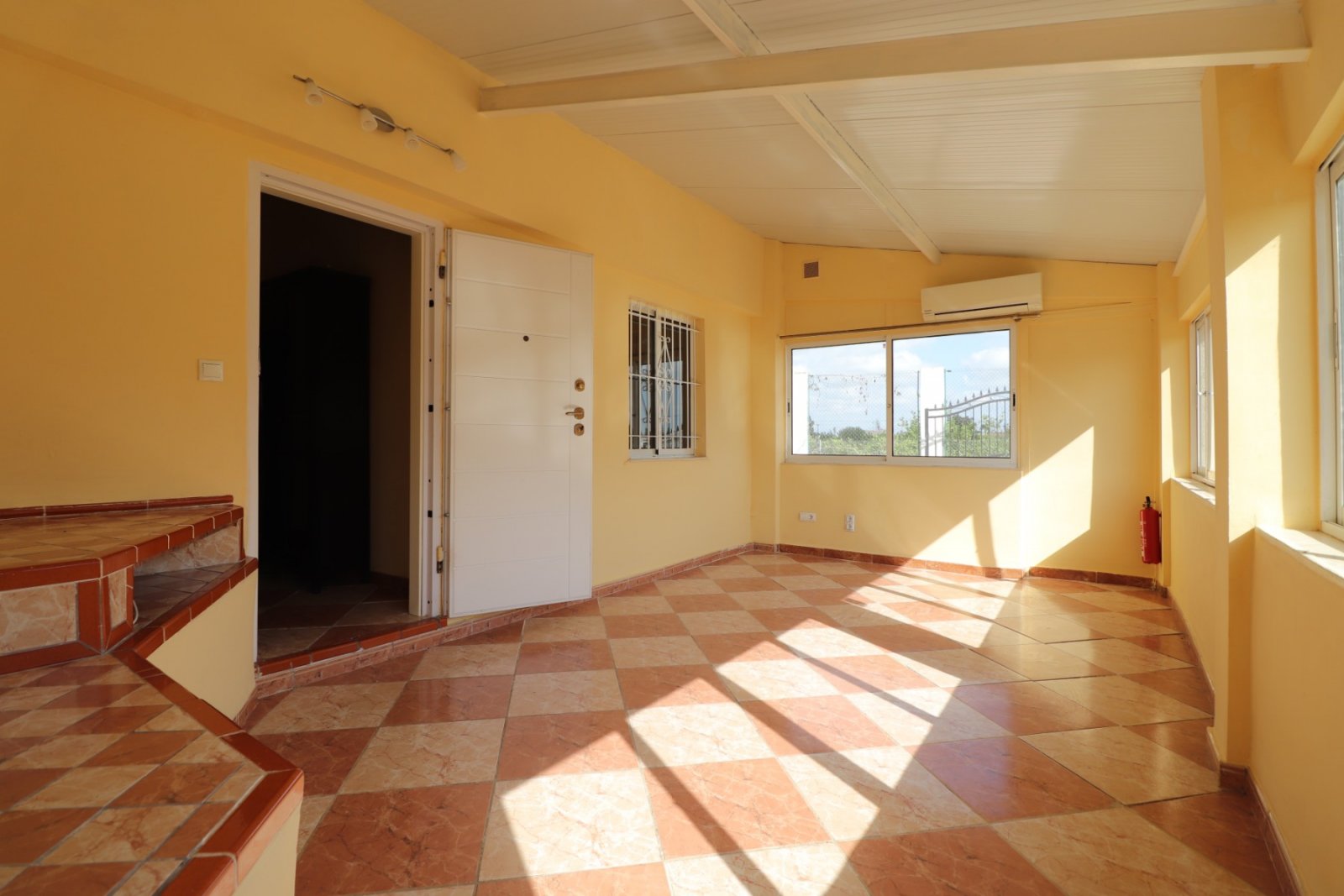 Villa rural independiente de 4 dormitorios y 2 baños con piscina privada en Heredades