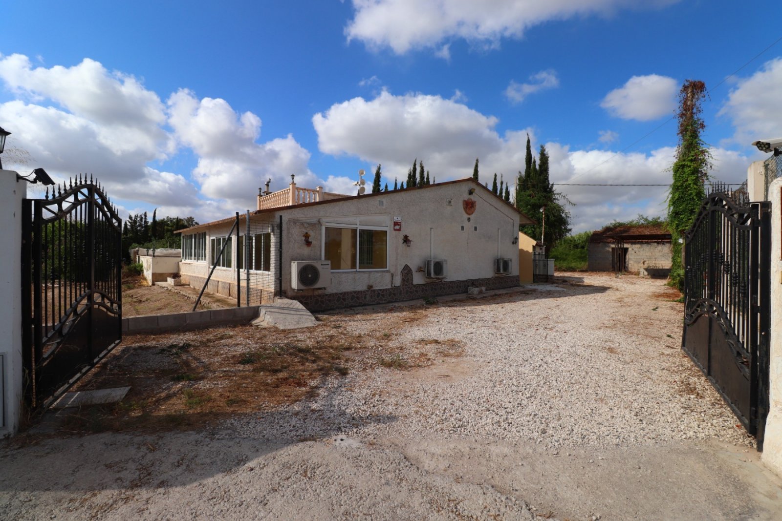 Villa rural independiente de 4 dormitorios y 2 baños con piscina privada en Heredades
