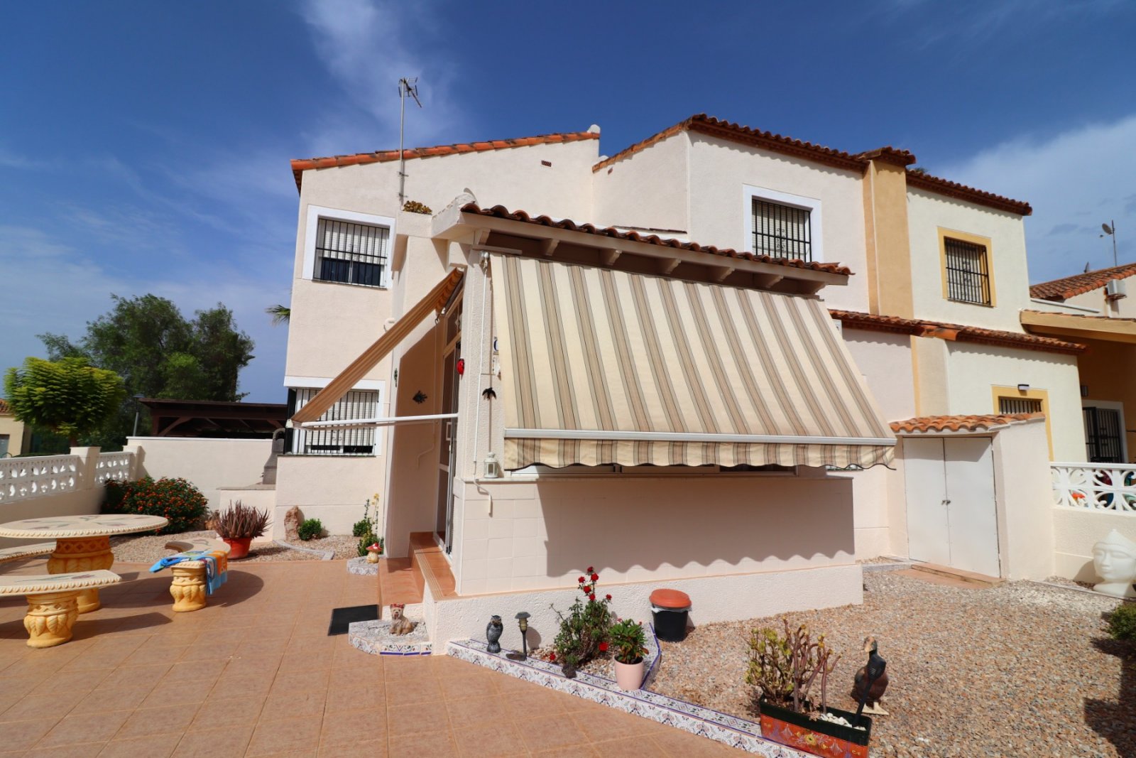 Villa cuádruple de dos dormitorios con orientación sur en Montebello