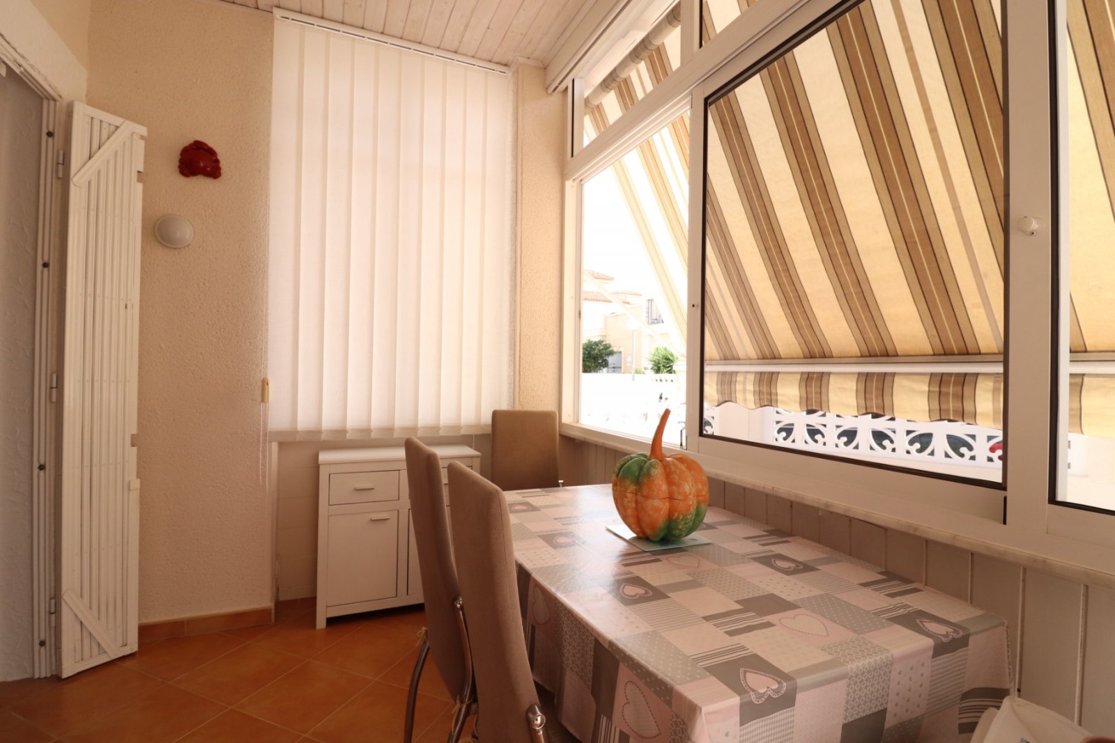 Villa cuádruple de dos dormitorios con orientación sur en Montebello