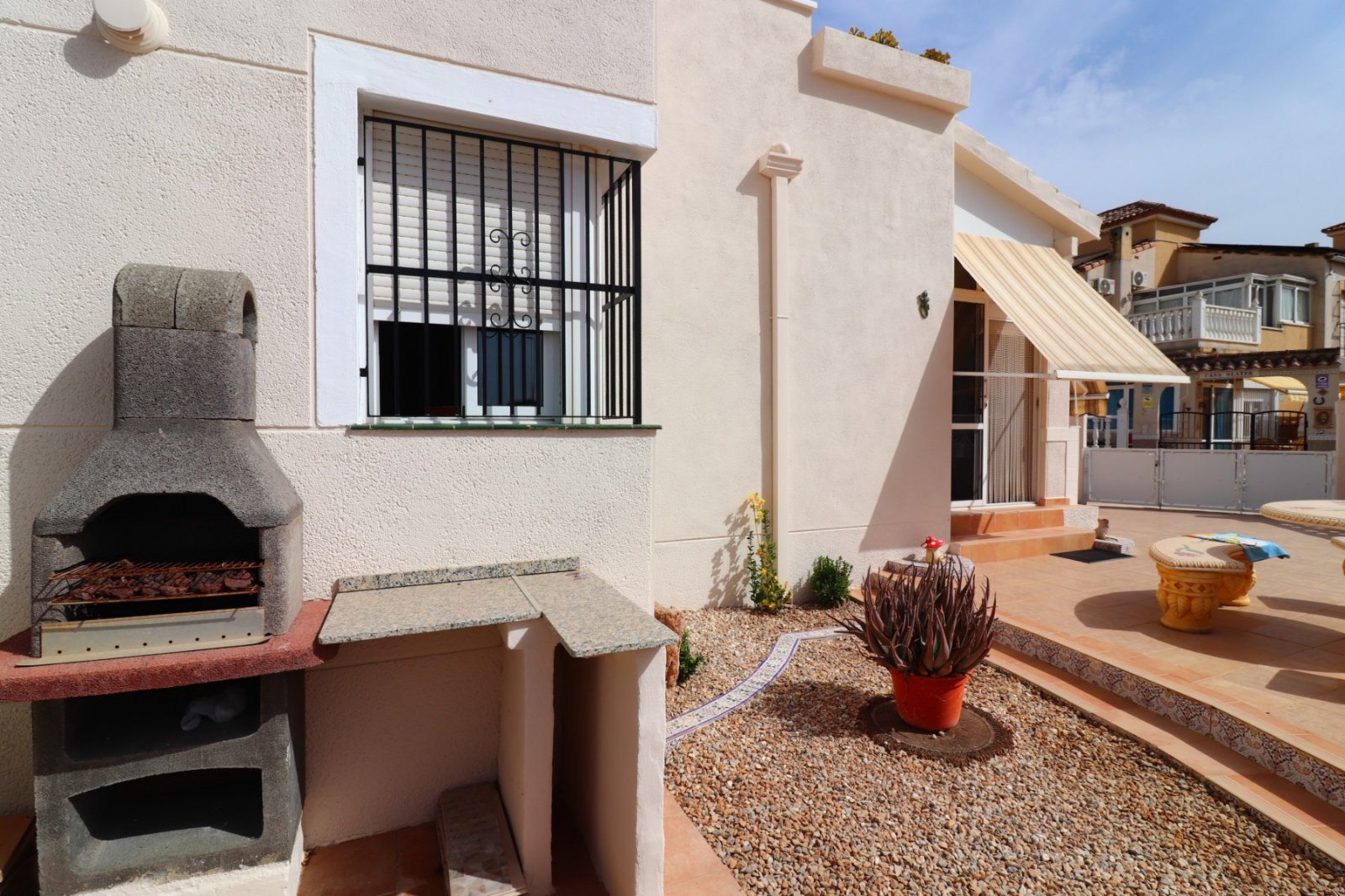 Villa cuádruple de dos dormitorios con orientación sur en Montebello