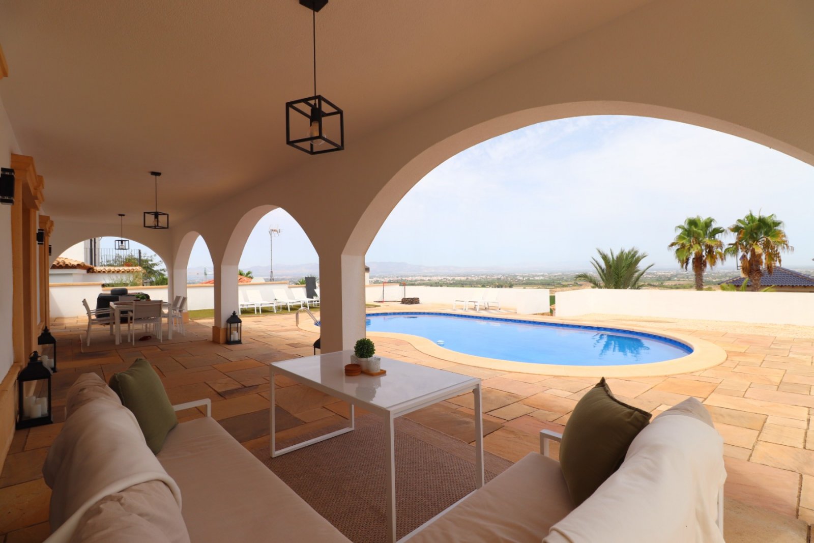 Fantástica villa de 6 dormitorios, 5 baños y piscina privada en Lomas de la Juliana