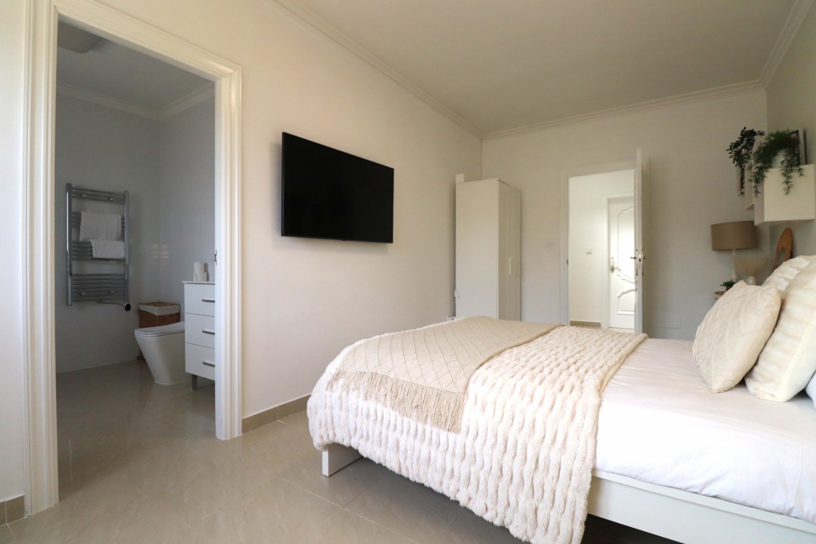 Fantástica villa de 6 dormitorios, 5 baños y piscina privada en Lomas de la Juliana