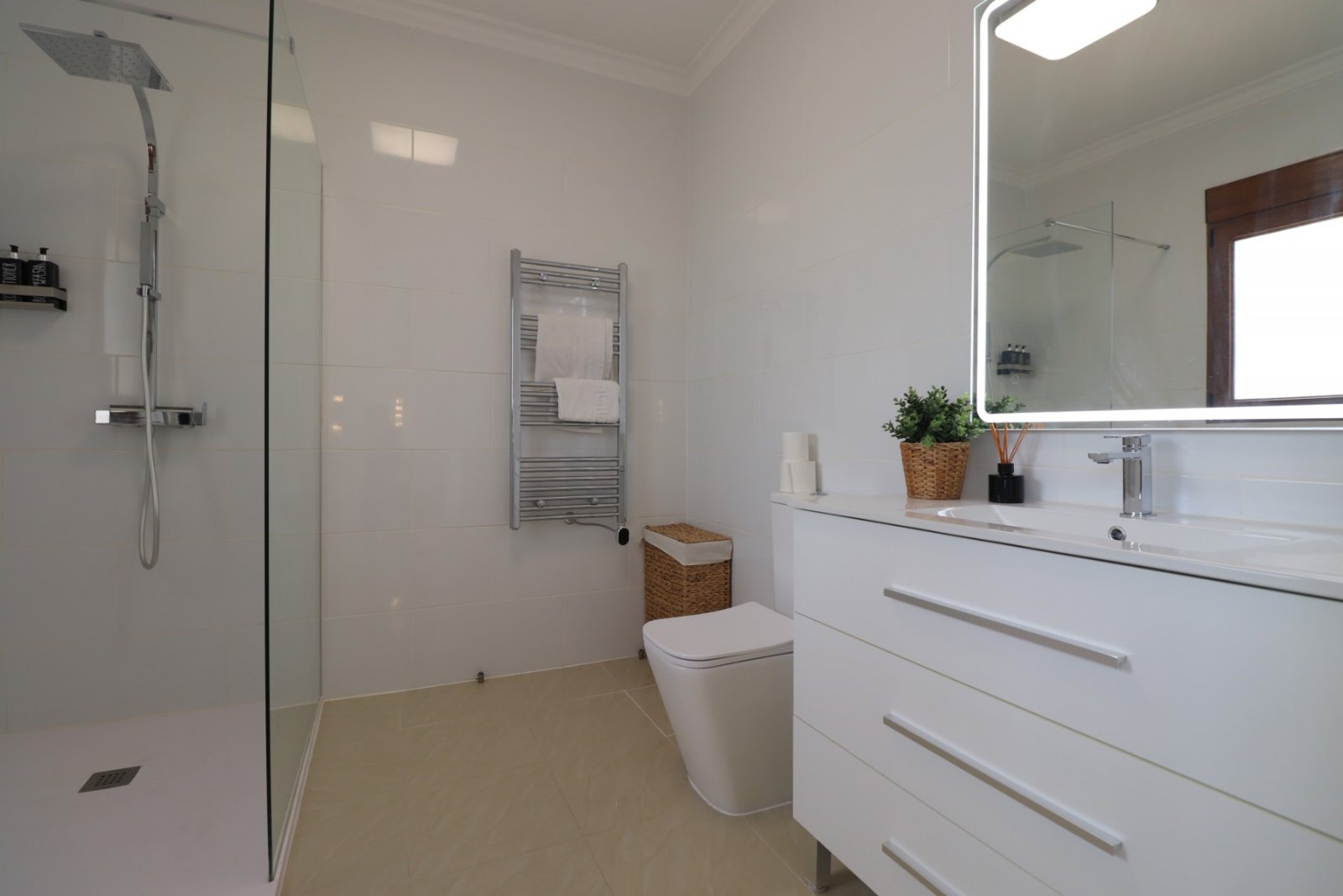 Fantástica villa de 6 dormitorios, 5 baños y piscina privada en Lomas de la Juliana