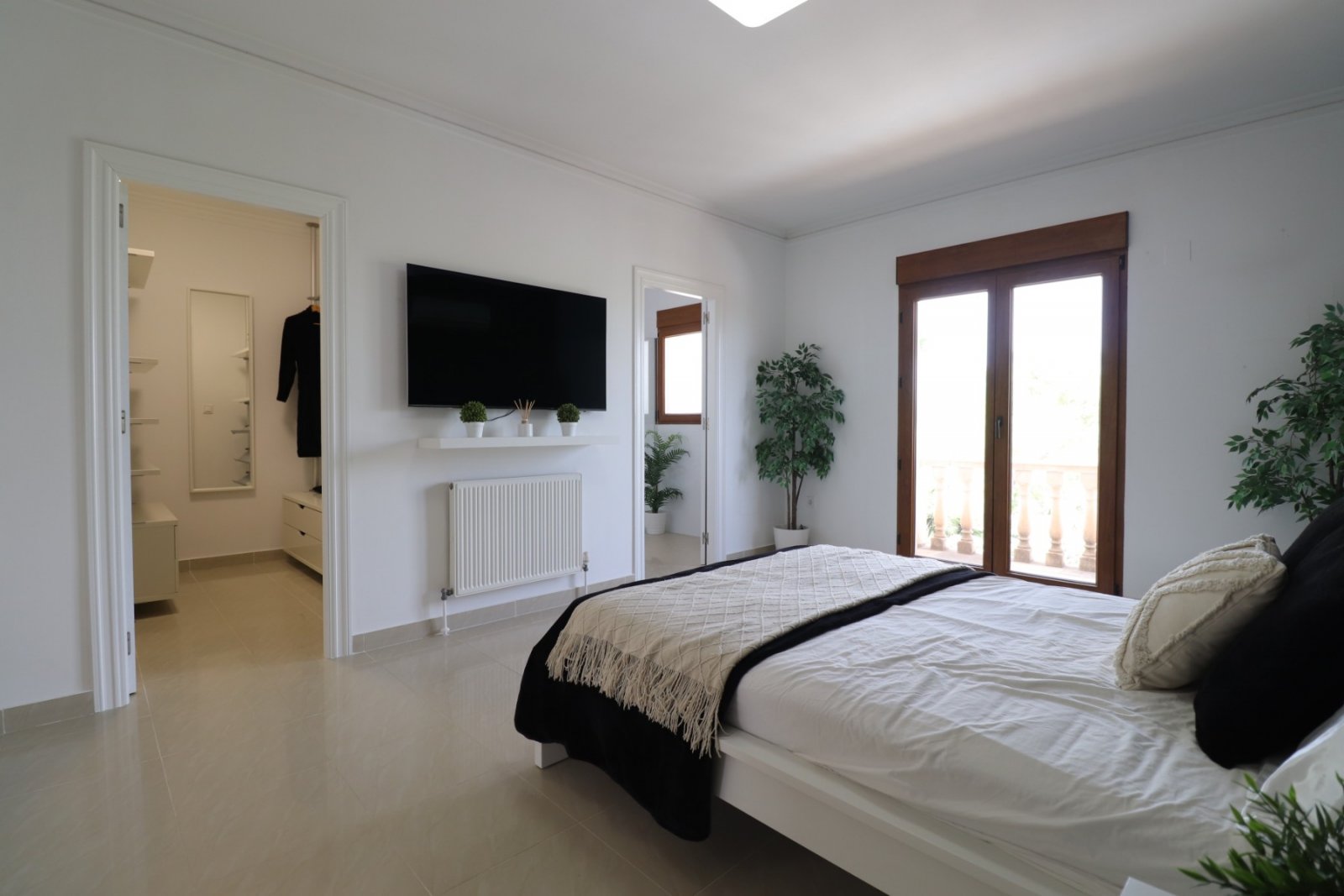 Fantástica villa de 6 dormitorios, 5 baños y piscina privada en Lomas de la Juliana