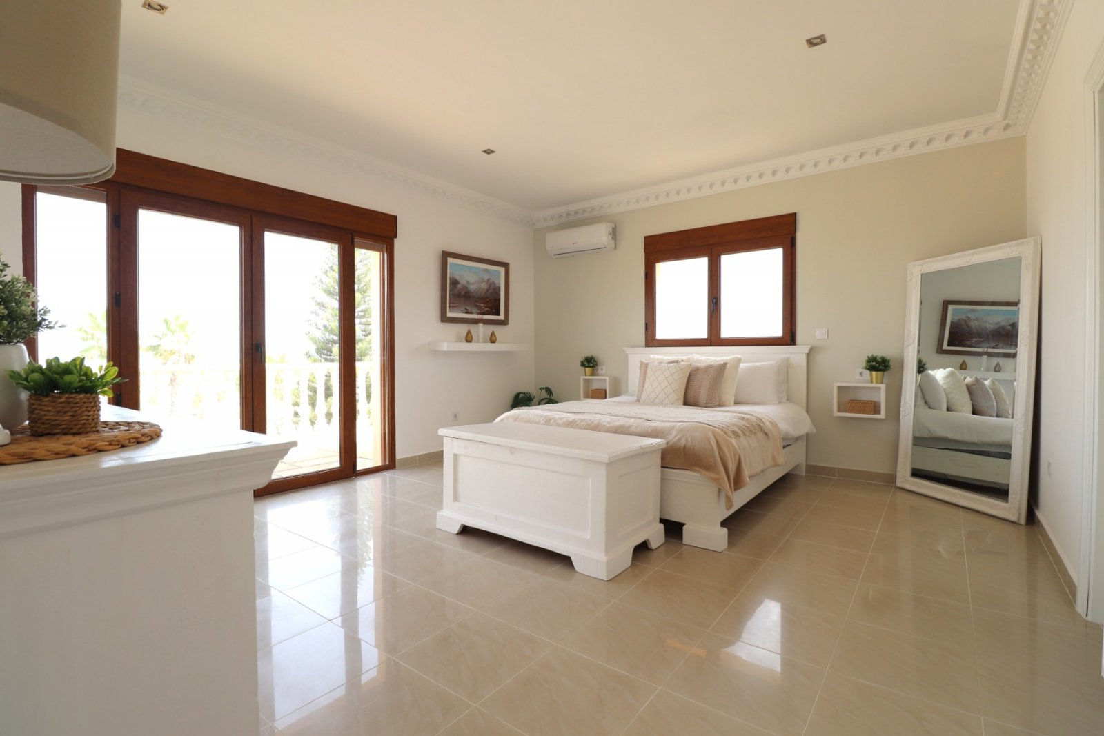 Fantástica villa de 6 dormitorios, 5 baños y piscina privada en Lomas de la Juliana