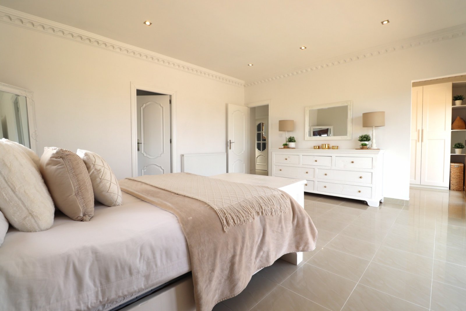 Fantástica villa de 6 dormitorios, 5 baños y piscina privada en Lomas de la Juliana