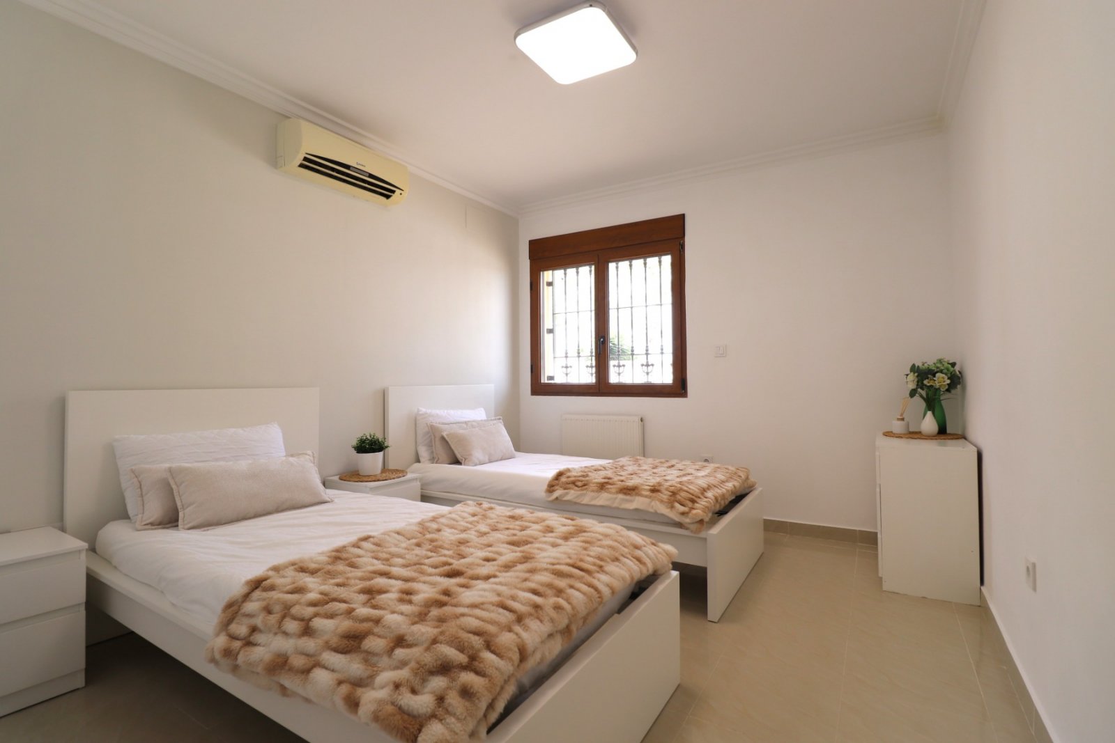 Fantástica villa de 6 dormitorios, 5 baños y piscina privada en Lomas de la Juliana