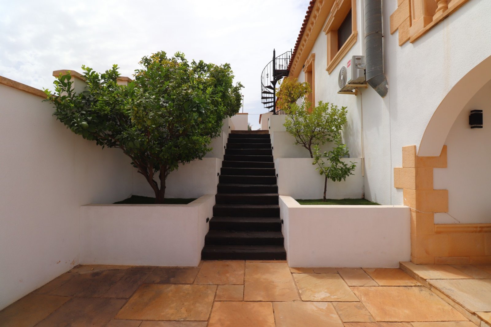 Fantástica villa de 6 dormitorios, 5 baños y piscina privada en Lomas de la Juliana