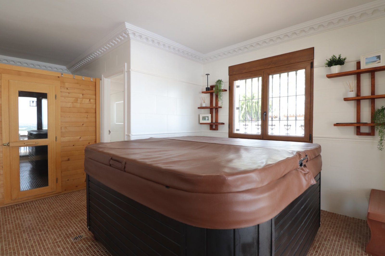 Fantástica villa de 6 dormitorios, 5 baños y piscina privada en Lomas de la Juliana