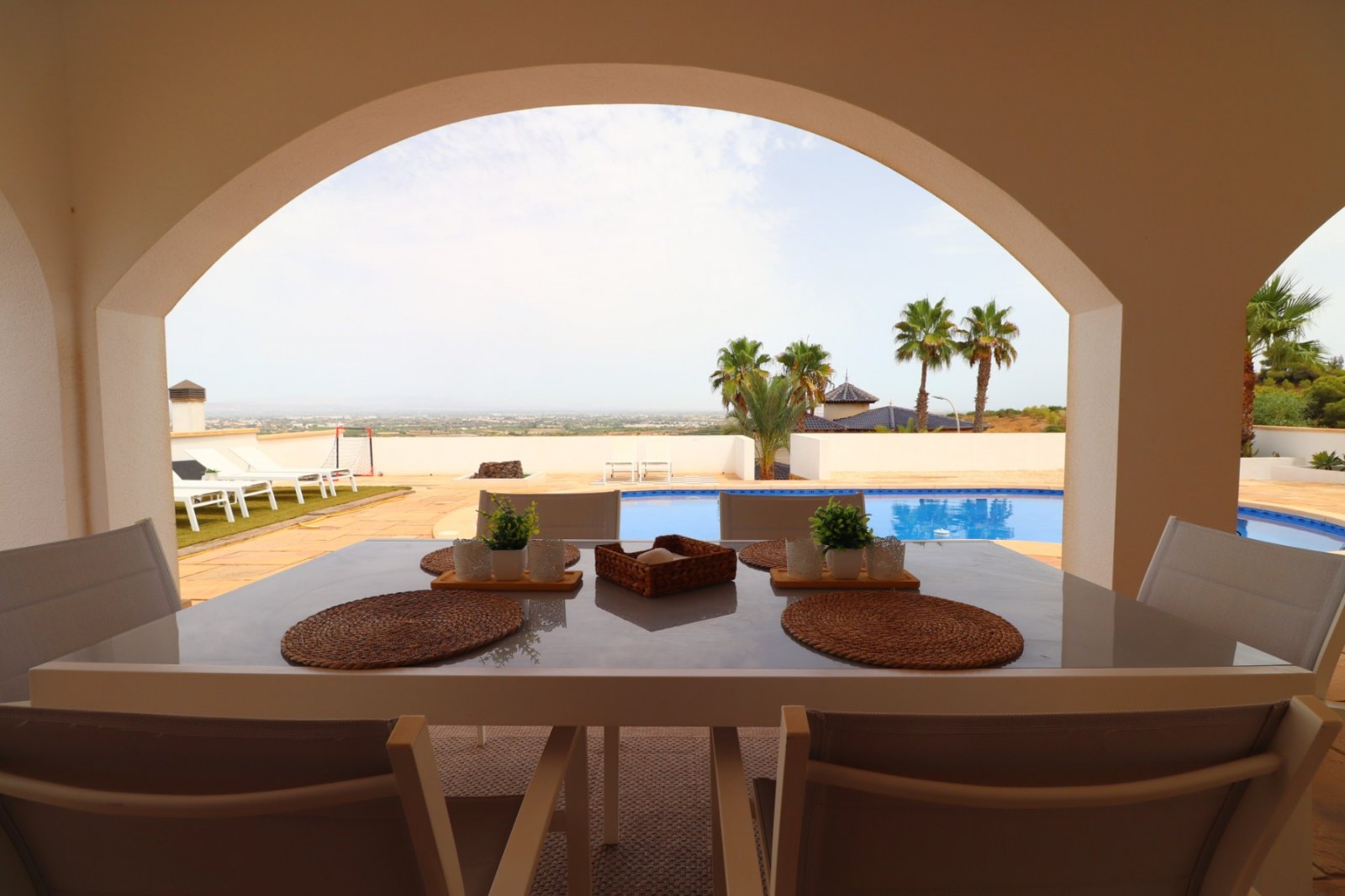 Fantástica villa de 6 dormitorios, 5 baños y piscina privada en Lomas de la Juliana