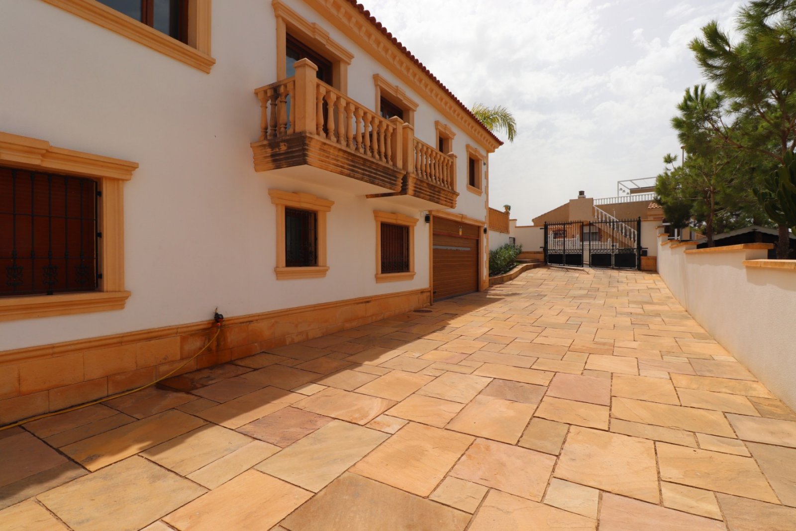 Fantástica villa de 6 dormitorios, 5 baños y piscina privada en Lomas de la Juliana