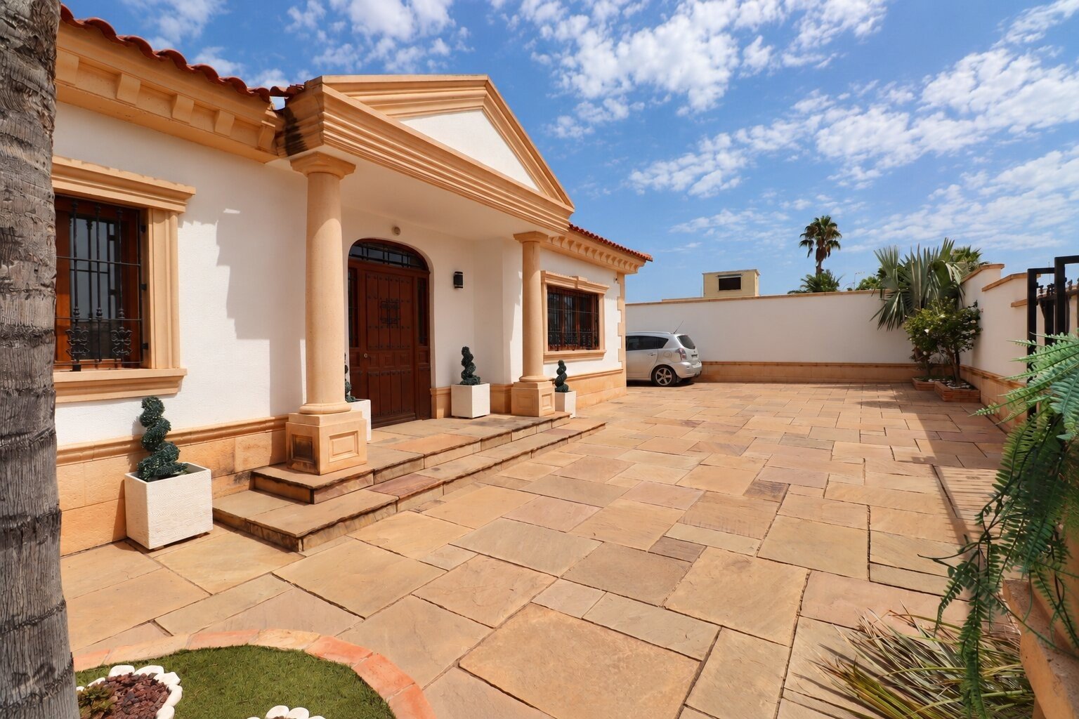 Fantástica villa de 6 dormitorios, 5 baños y piscina privada en Lomas de la Juliana