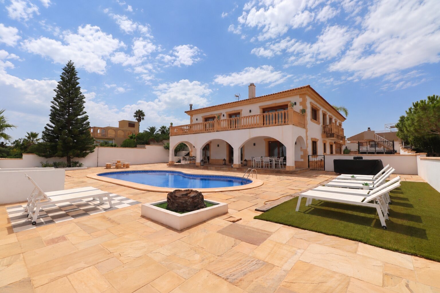 Fantástica villa de 6 dormitorios, 5 baños y piscina privada en Lomas de la Juliana