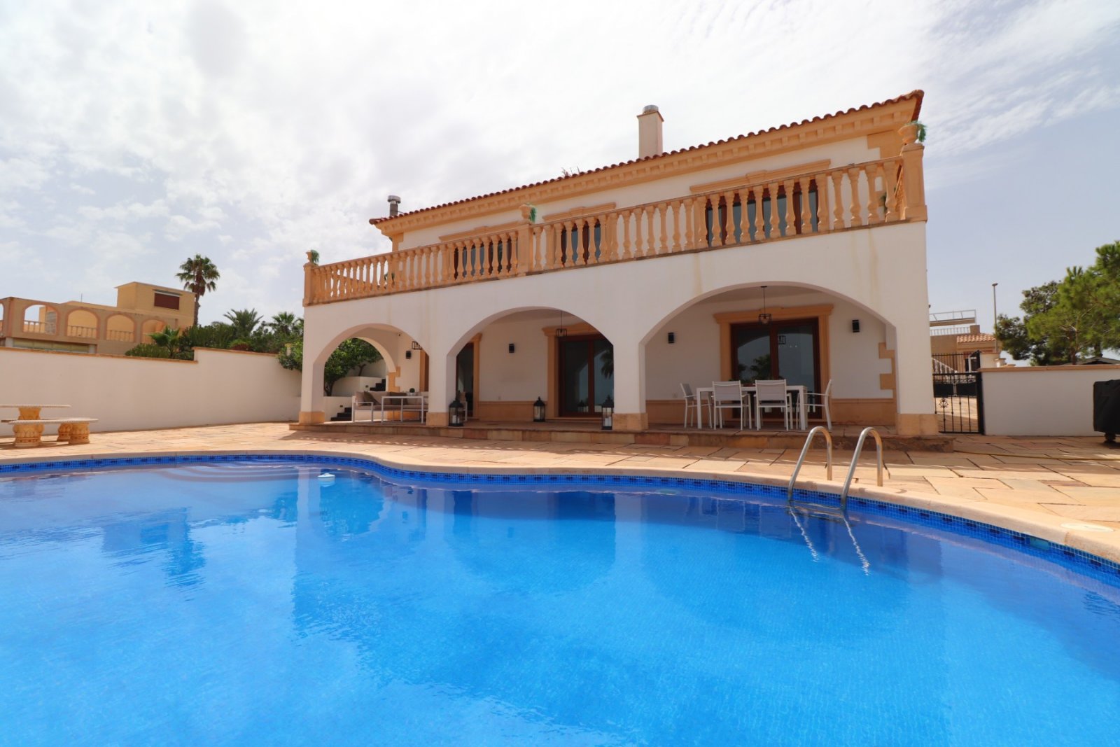 Fantástica villa de 6 dormitorios, 5 baños y piscina privada en Lomas de la Juliana