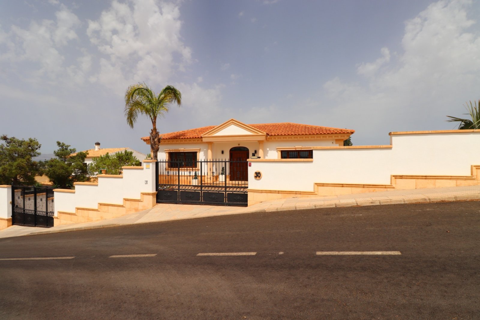 Fantástica villa de 6 dormitorios, 5 baños y piscina privada en Lomas de la Juliana
