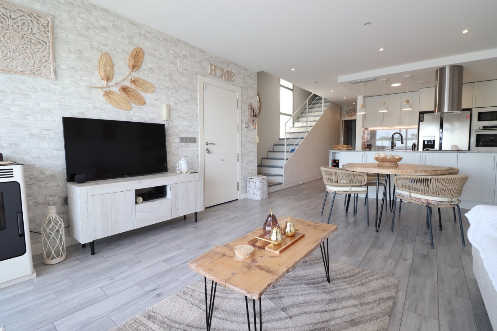 Moderna vivienda adosada de 3 dormitorios, 2 baños y piscina privada en Daya Vieja