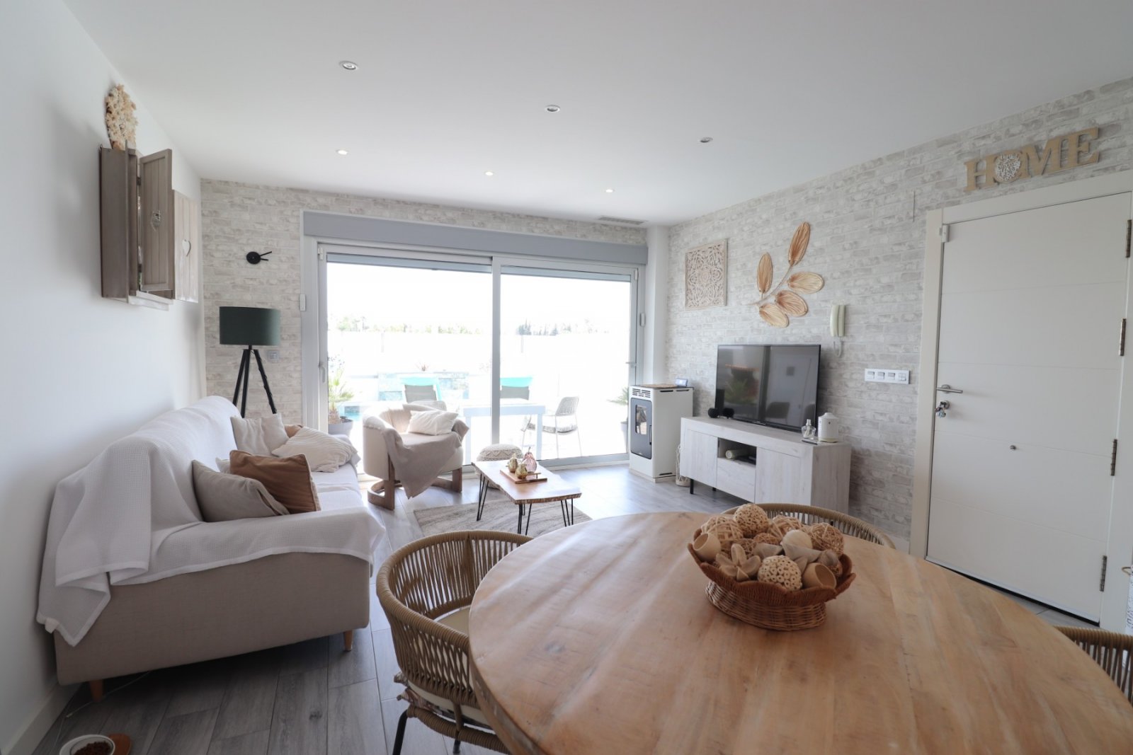 Moderna vivienda adosada de 3 dormitorios, 2 baños y piscina privada en Daya Vieja