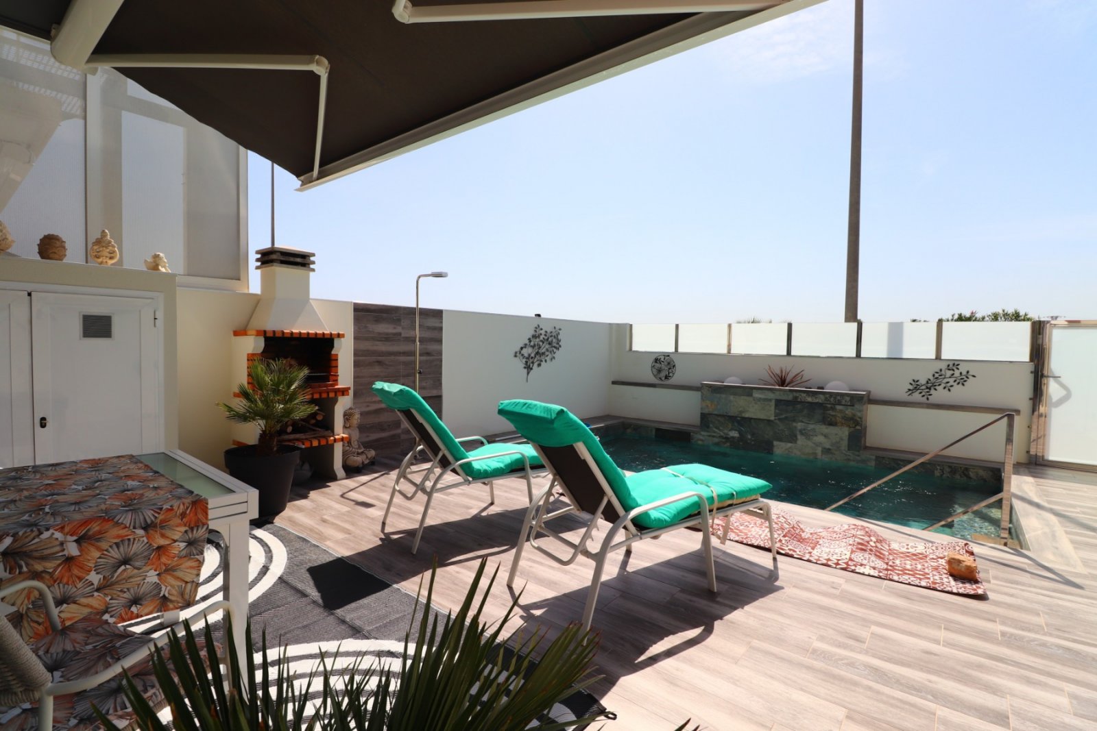 Moderna vivienda adosada de 3 dormitorios, 2 baños y piscina privada en Daya Vieja