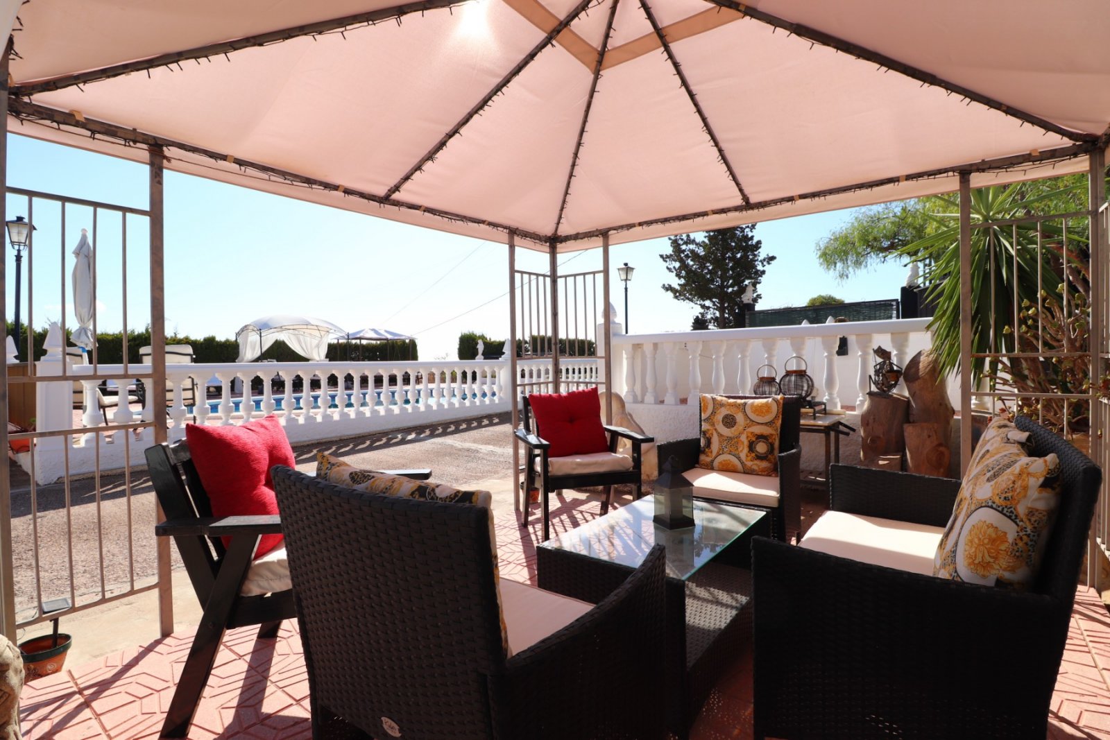 Villa con 6 dormitorios, 4 baños, garaje y piscina privada