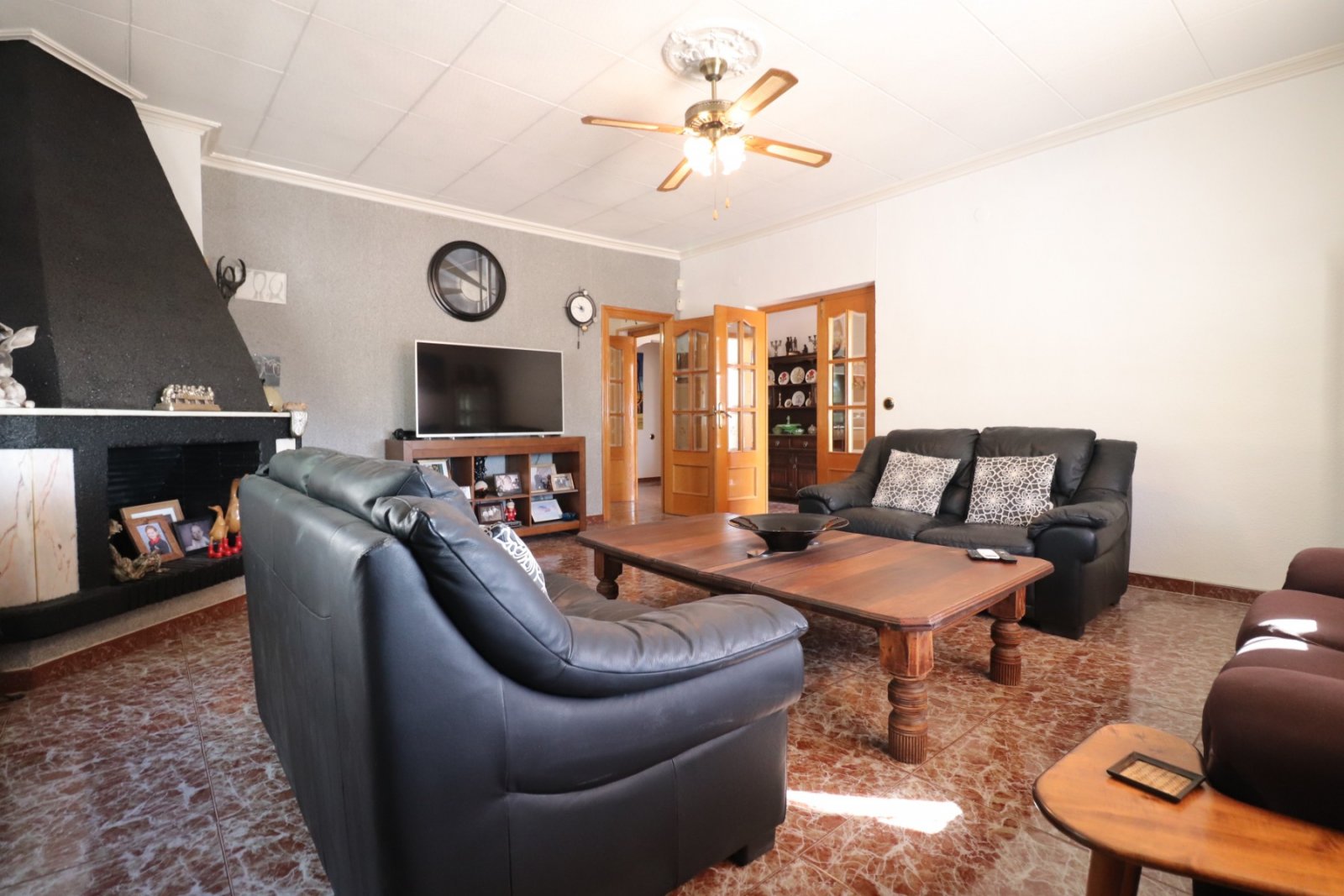 Villa con 6 dormitorios, 4 baños, garaje y piscina privada