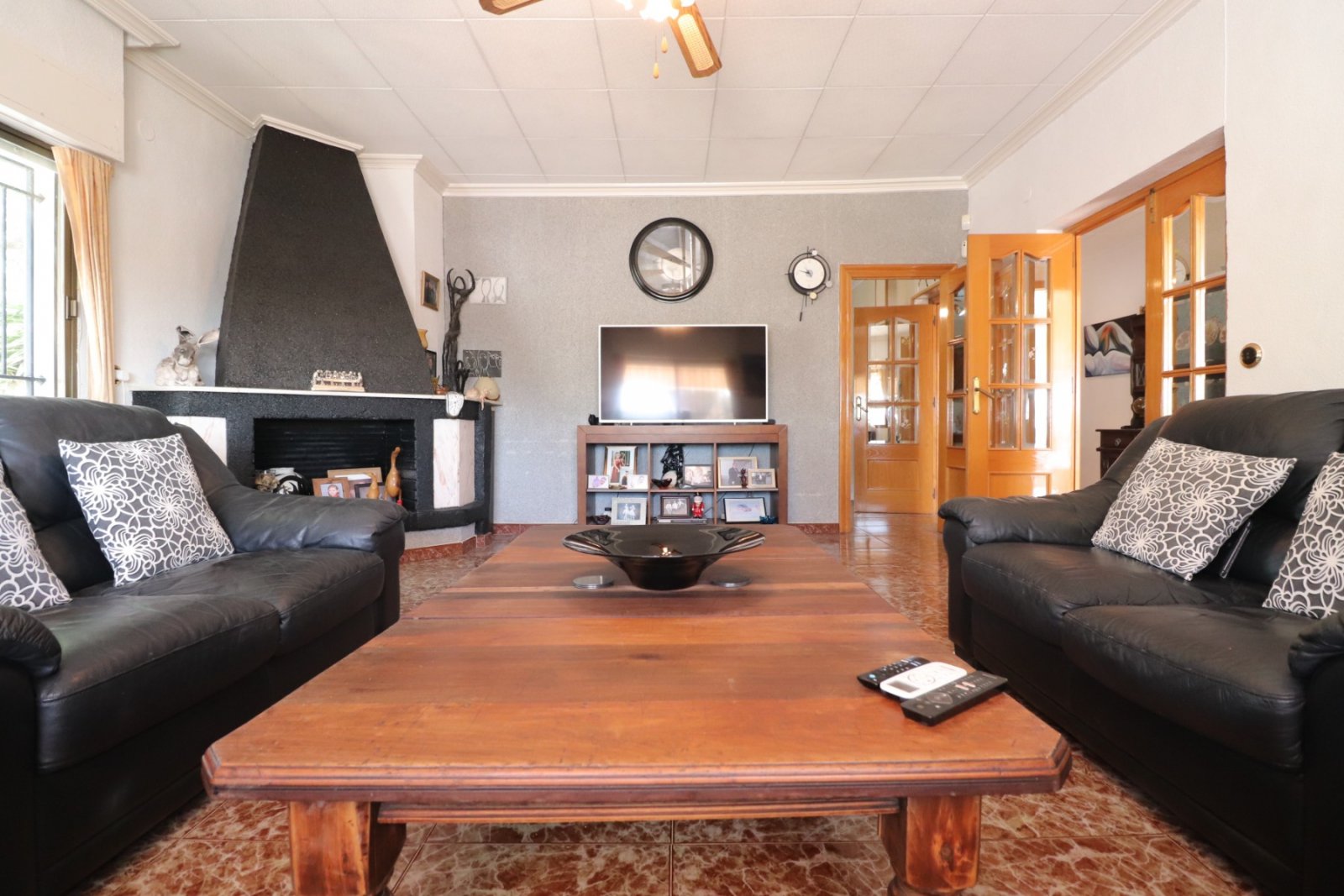 Villa con 6 dormitorios, 4 baños, garaje y piscina privada