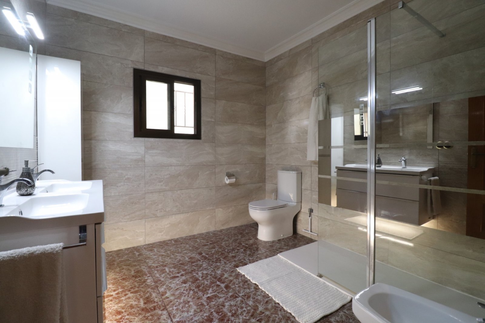 Villa con 6 dormitorios, 4 baños, garaje y piscina privada