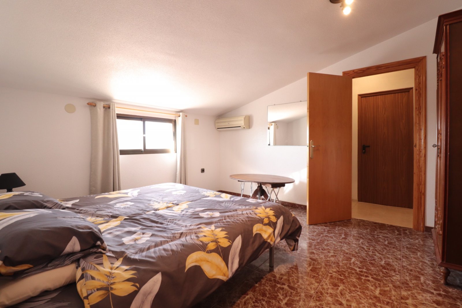 Villa con 6 dormitorios, 4 baños, garaje y piscina privada