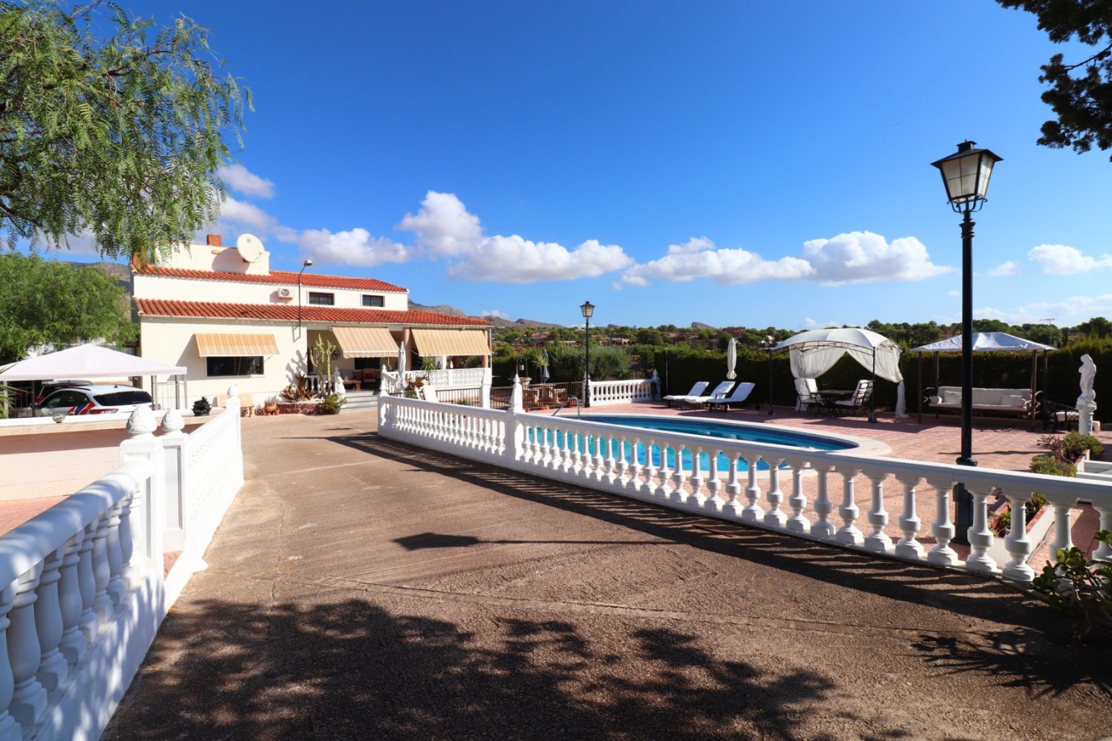 Villa con 6 dormitorios, 4 baños, garaje y piscina privada