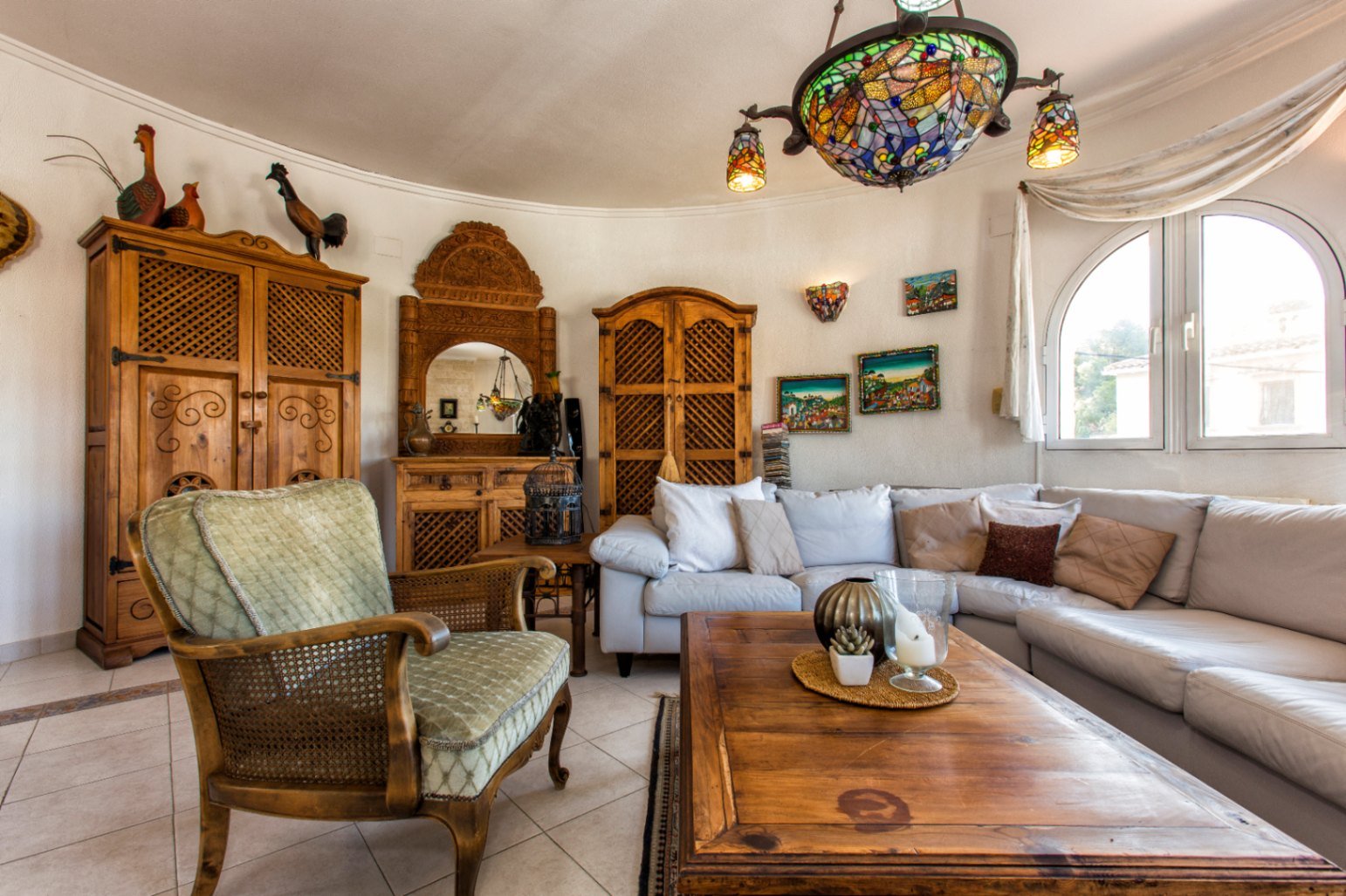 Villa tradicional y espaciosa con piscina privada, garaje y azotea con vistas al mar