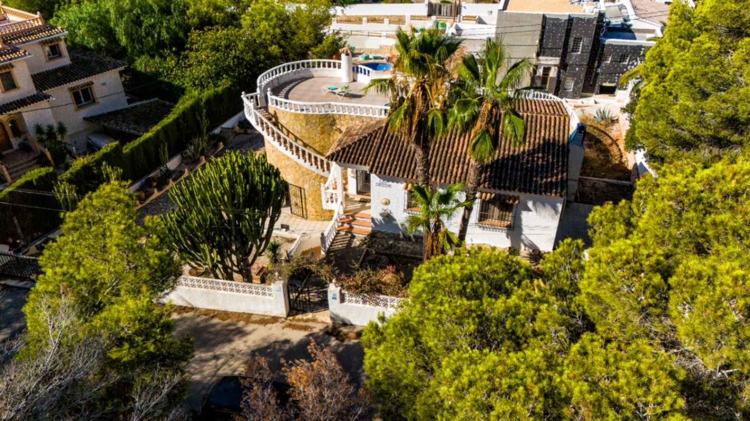 Villa tradicional y espaciosa con piscina privada, garaje y azotea con vistas al mar