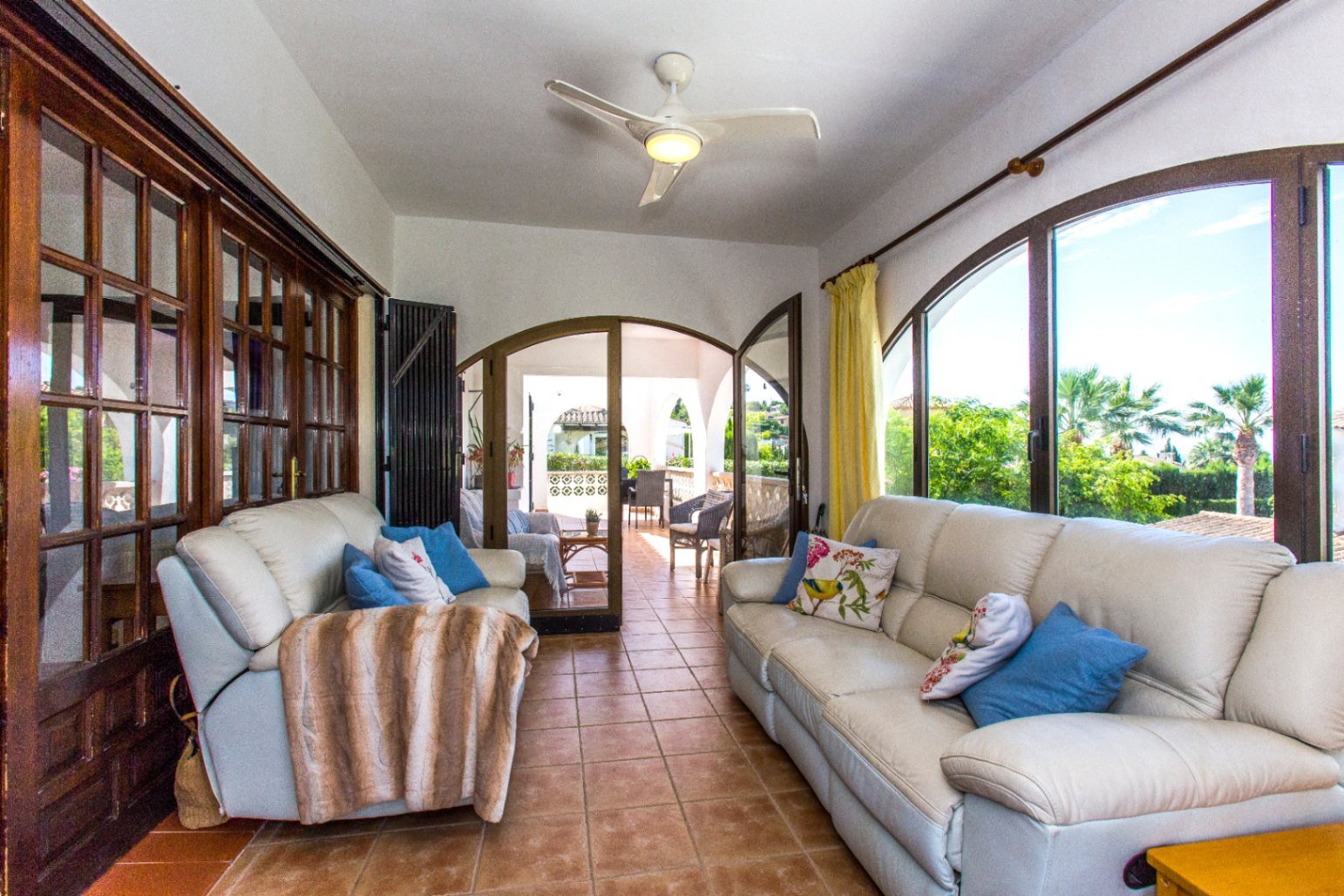 Villa parcialmente renovada con 4 dormitorios, 3 baños, piscina privada y vistas parciales al mar