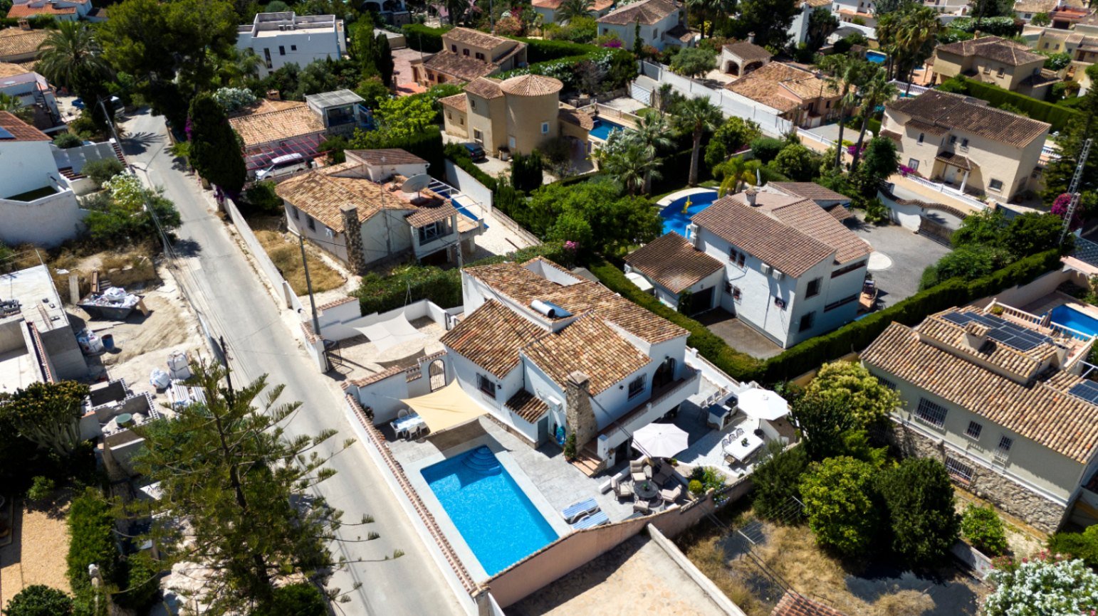 Villa parcialmente renovada con 4 dormitorios, 3 baños, piscina privada y vistas parciales al mar