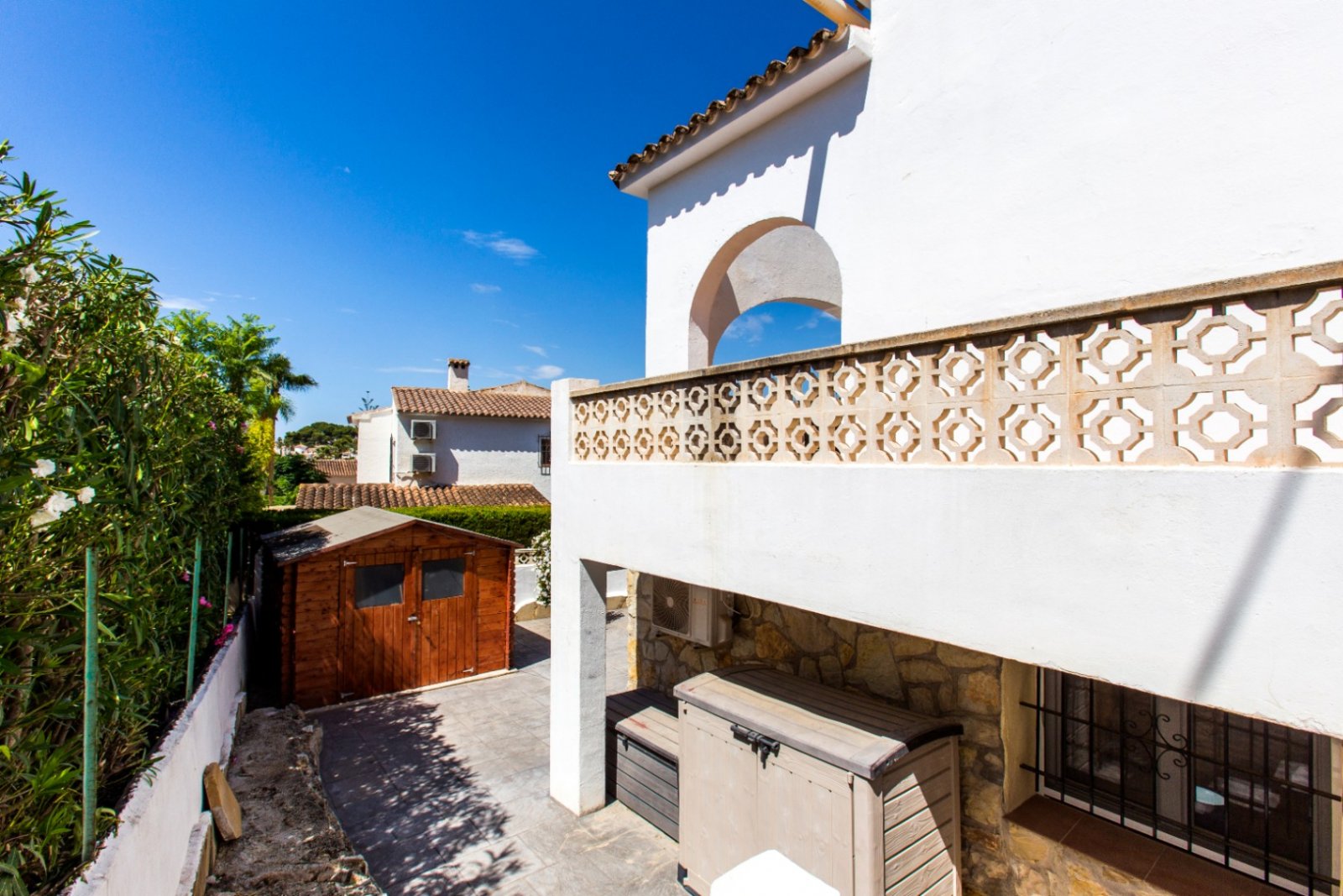 Villa parcialmente renovada con 4 dormitorios, 3 baños, piscina privada y vistas parciales al mar