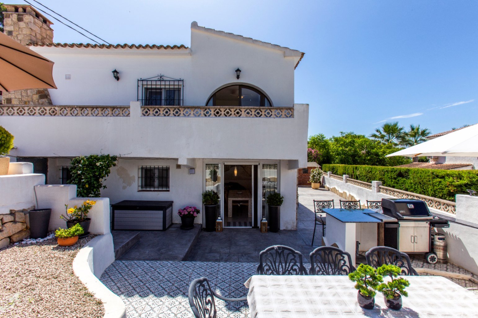 Villa parcialmente renovada con 4 dormitorios, 3 baños, piscina privada y vistas parciales al mar
