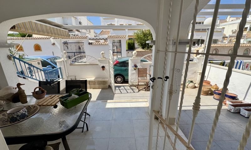 Planta baja de 3 dormitorios con amplia terraza y piscina comunitaria en La Florida