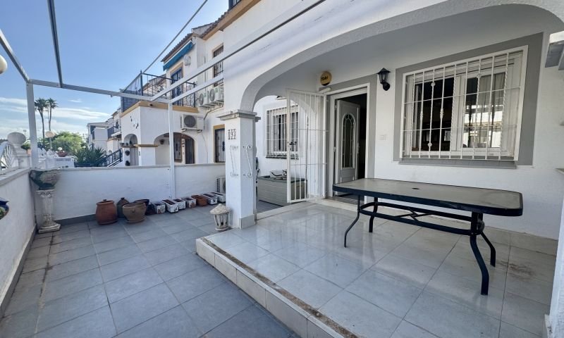 Planta baja de 3 dormitorios con amplia terraza y piscina comunitaria en La Florida
