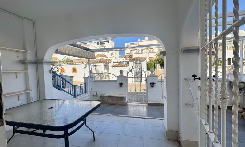 Planta baja de 3 dormitorios con amplia terraza y piscina comunitaria en La Florida