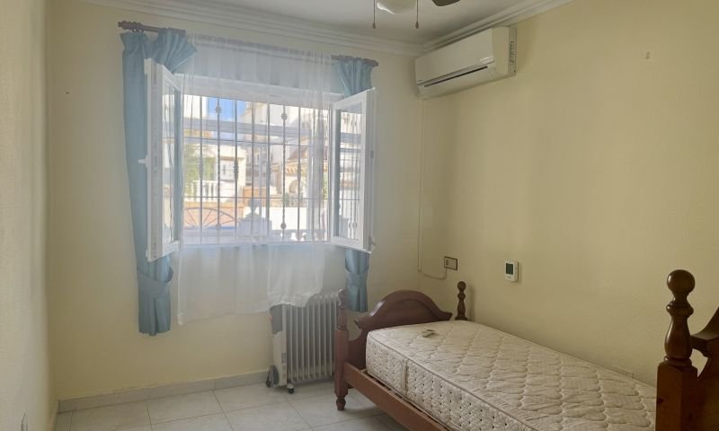 Planta baja de 3 dormitorios con amplia terraza y piscina comunitaria en La Florida