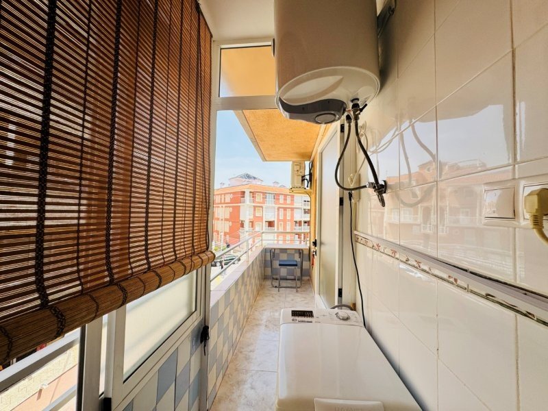 Apartamento completamente renovado de 2 dormitorios y 1 baño, a solo 100 m de la playa