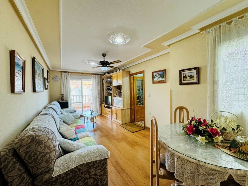 Apartamento de 2 dormitorios y 2 baños con plaza de aparcamiento subterráneo a solo 200 m de la playa