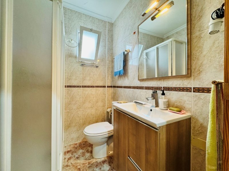 Apartamento de 2 dormitorios y 2 baños con plaza de aparcamiento subterráneo a solo 200 m de la playa