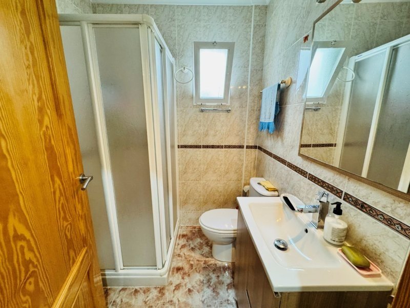 Apartamento de 2 dormitorios y 2 baños con plaza de aparcamiento subterráneo a solo 200 m de la playa